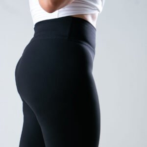 Vista lateral del legging deportivo premium DEARLY negro